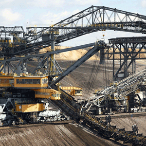 Branche Rohstoffe, Bergbau&Metalle: Außenindustrieanlage mit Kränen