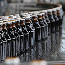 Hofbrauhaus Wolters: Bierflaschen auf Transportband